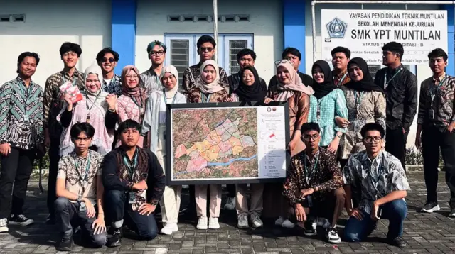 Tim 39 KKN-Tematik Universitas Diponegoro berfoto bersama usai menyerahkan peta jalur evakuasi dan mitigasi bencana berbasis GIS di Desa Gulon, Kecamatan Salam, Kabupaten Magelang. (doc. M. Fatikh)