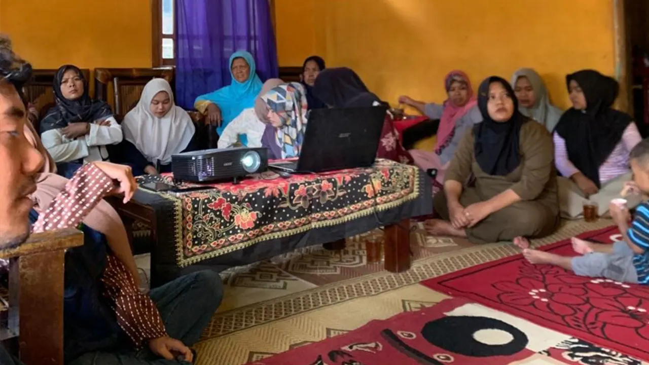 Warga Dusun Sikendil mengikuti sosialisasi literasi digital yang digelar mahasiswa KKN PPM XLVIII Kelompok 22 UMBY di salah satu rumah warga. (doc. pribadi)