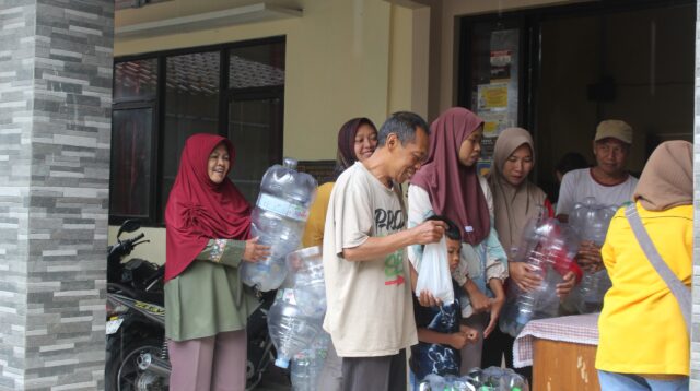 Warga Dusun Kembangan 2, Desa Madusari, Kabupaten Magelang, membawa galon bekas yang akan dimanfaatkan sebagai media budidaya ikan lele dan sistem akuaponik dalam kegiatan sosialisasi yang digelar mahasiswa KKN Universitas Tidar, Minggu (1/2/2026). (doc. pribadi)