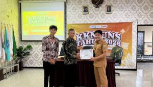 Pemberian sertifikat penghargaan untuk narasumber pada kegiatan bertajuk “Desa Sadar Hukum sebagai Upaya Mencegah Penyakit Masyarakat Berdasarkan Regulasi Pidana Terbaru” di Desa Petungsewu, Kecamatan Dau, Kabupaten Malang. (doc. pribadi)