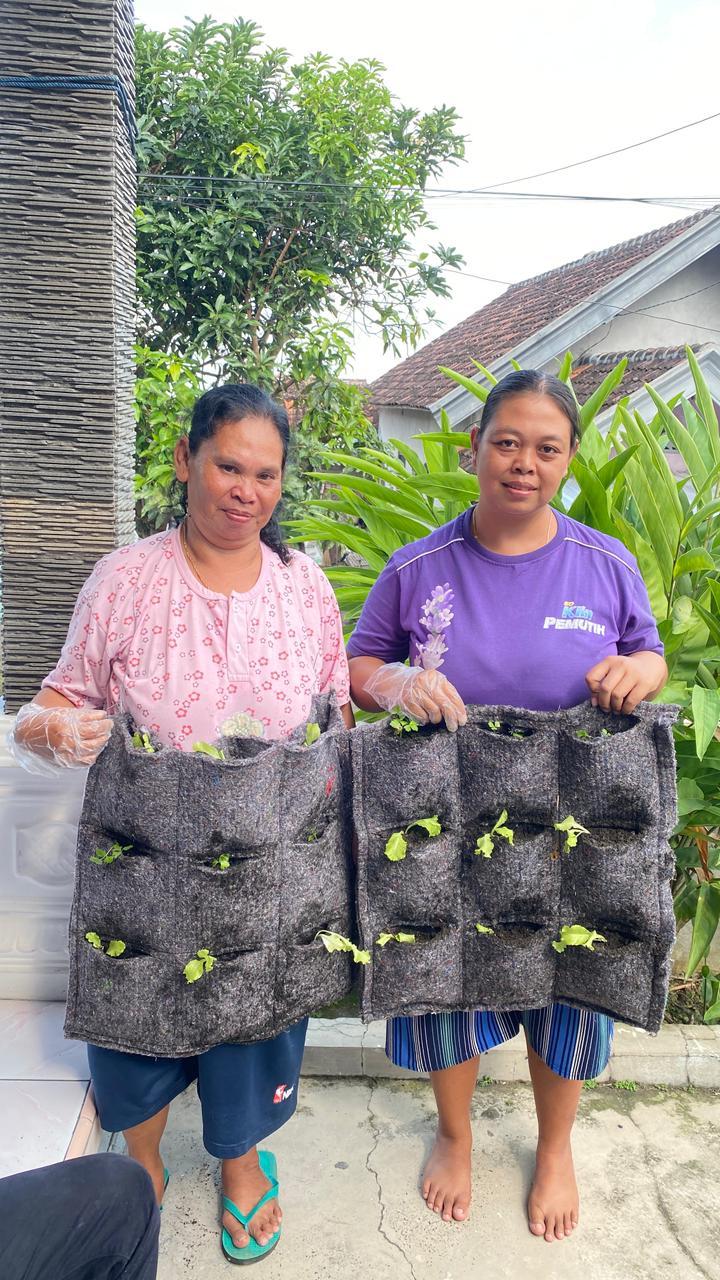 Warga menunjukan hasil vertikultur karpet yang telah mereka buat. (doc. pribadi)