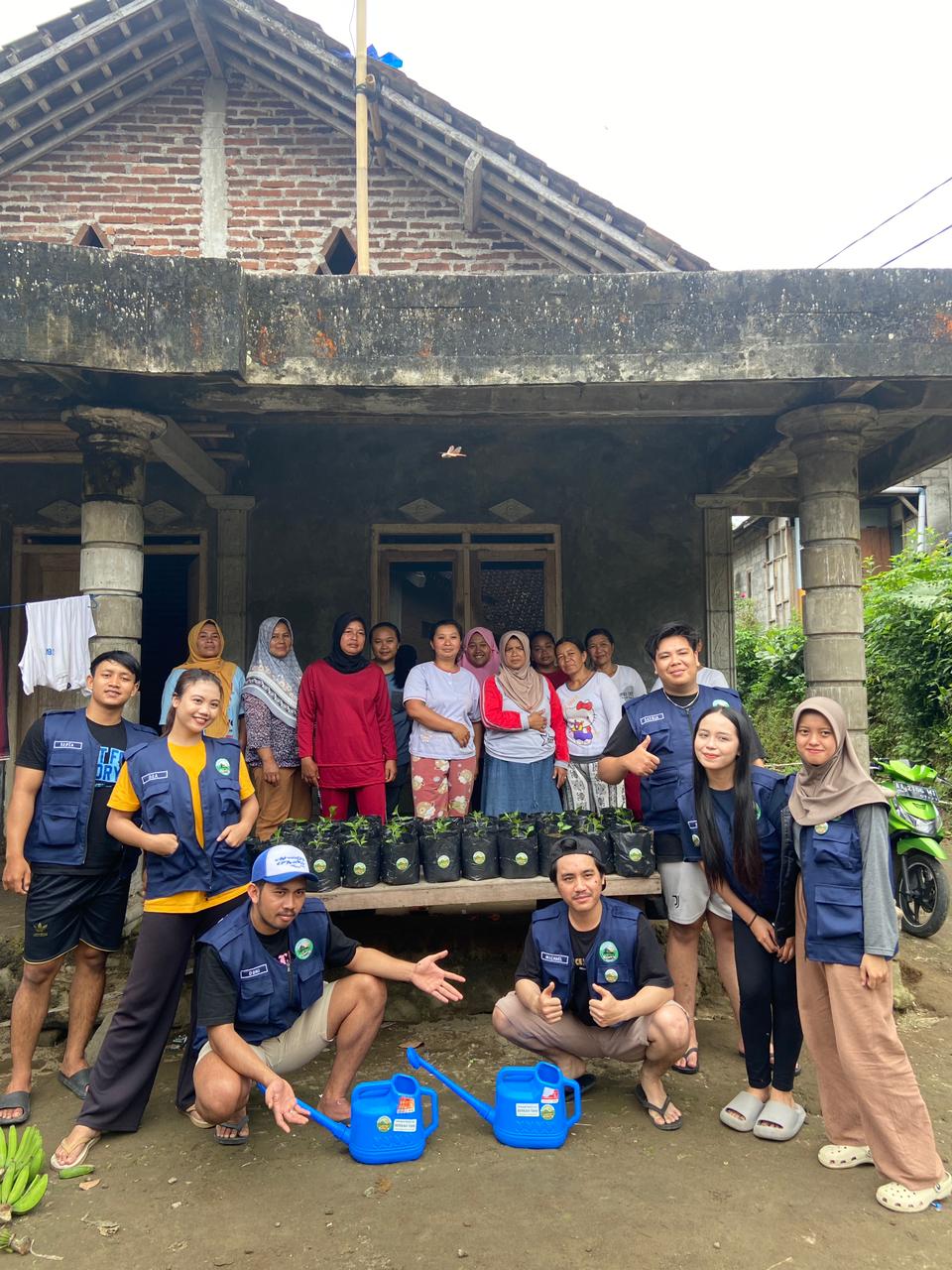 Mahasiswa KKN Universitas Mercu Buana Yogyakarta Kelompok 14 bersama warga dan anggota Kelompok Wanita Tani (KWT) Berkah Tani menunjukkan bibit sawi dan cabai yang ditanam menggunakan media polybag di Dusun Ngelo, Desa Banyusidi, Kecamatan Pakis, Kabupaten Magelang. (doc. pribadi)