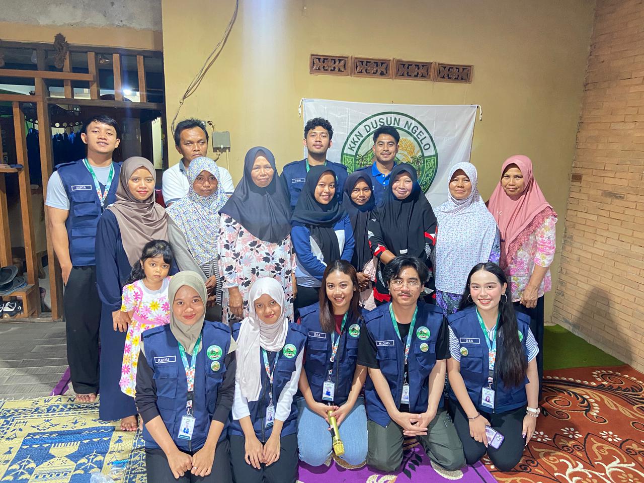 Mahasiswa KKN Universitas Mercu Buana Yogyakarta Kelompok 14 berfoto bersama pengurus dan anggota Kelompok Wanita Tani (KWT) Berkah Tani di Dusun Ngelo, Desa Banyusidi, Kecamatan Pakis, Kabupaten Magelang. (doc. pribadi)