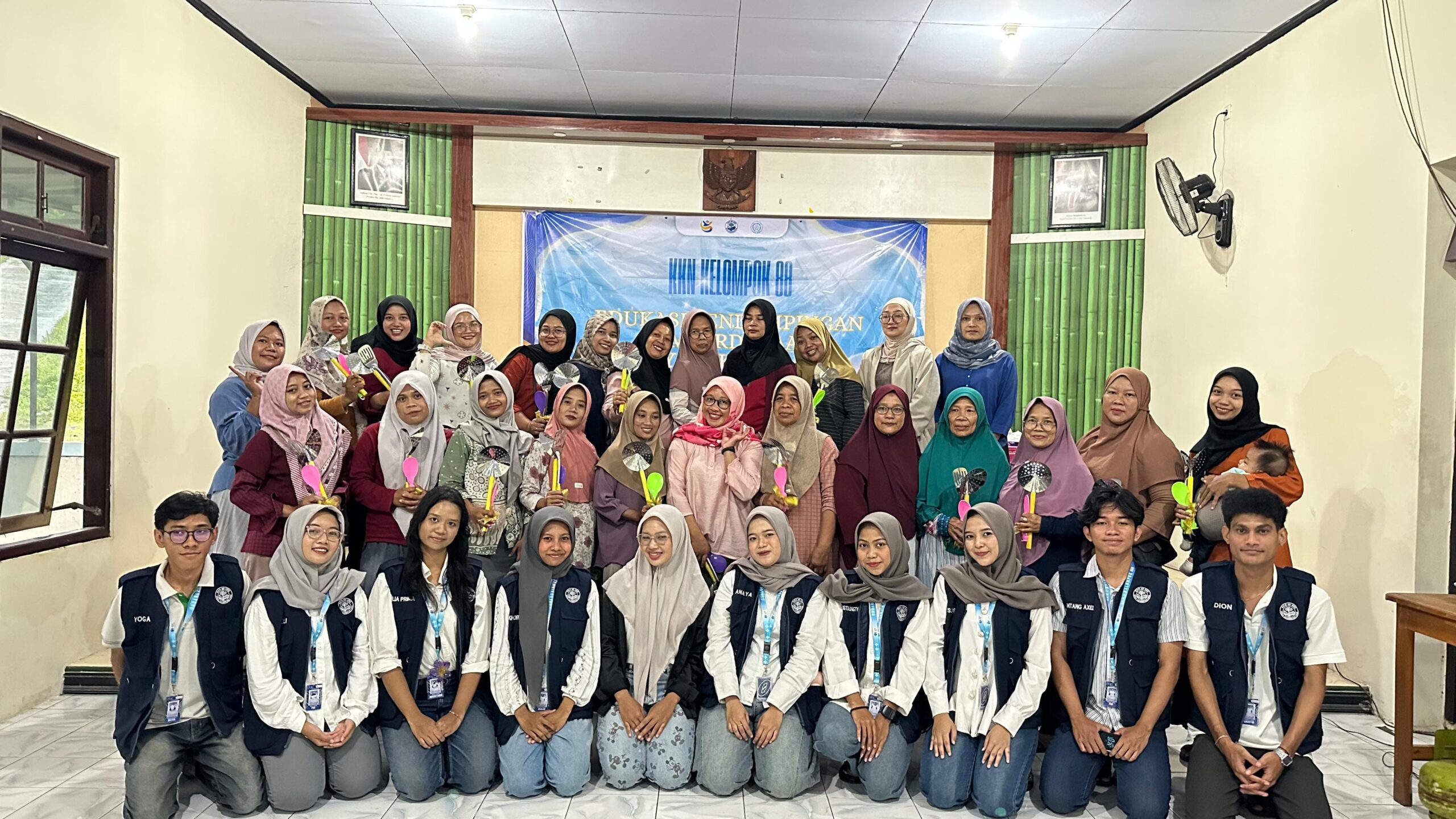Mahasiswa KKN UNS Kelompok 88 berfoto bersama ibu-ibu PKK Desa Sambirobyong usai pelaksanaan program BELA DESA: Pelatihan Pengolahan Ubi Jalar, Rabu (28/1/2026). (doc. pribadi)
