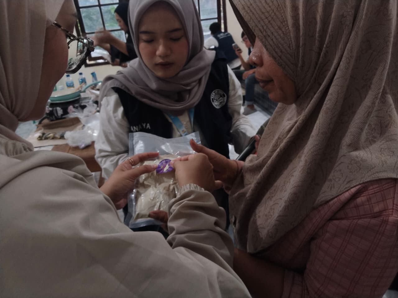 Mahasiswa KKN UNS Kelompok 88 mendampingi ibu-ibu PKK Desa Sambirobyong dalam praktik pengemasan vakum produk olahan ubi jalar, Rabu (28/1/2026). (doc. pribadi)