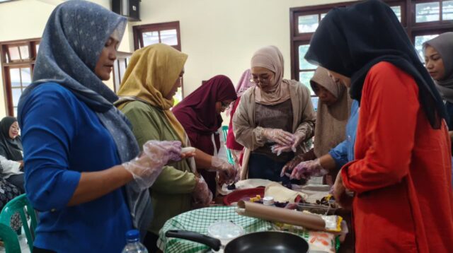 Ibu-ibu PKK Desa Sambirobyong tampak antusias mengikuti praktik langsung pengolahan ubi jalar menjadi produk olahan kekinian dalam program BELA DESA yang digagas mahasiswa KKN UNS Kelompok 88, Rabu (28/1/2026). (doc. pribadi)