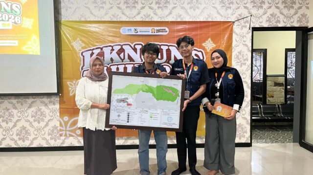 Penyerahan Hasil Peta Desa Petungsewu yang telah dibuat mahasiswa KKN UNS. (doc. pribadi)