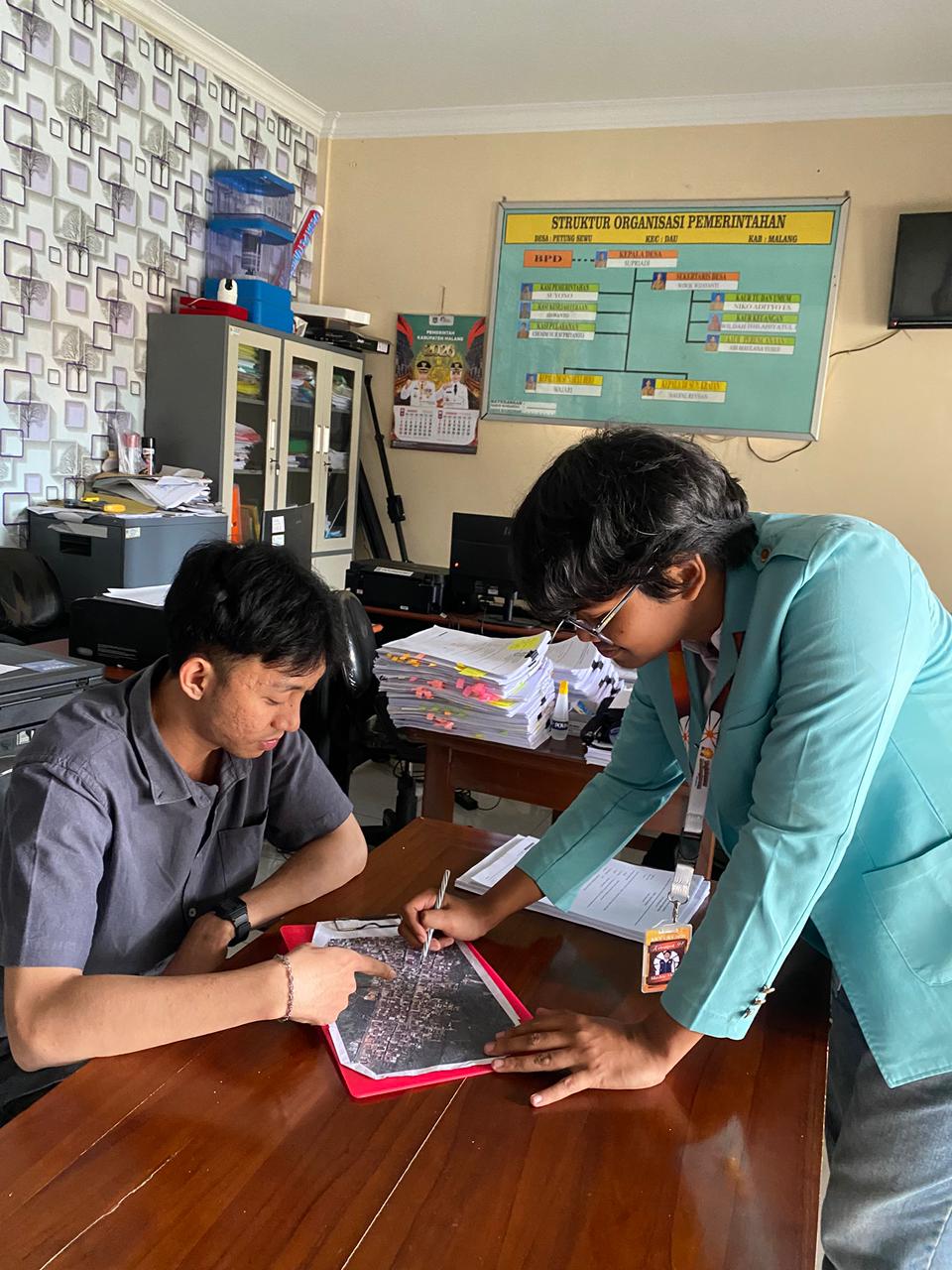 Proses pemetaan wilayah dengan diskusi untuk validasi bersama perangkat desa. (doc. pribadi)