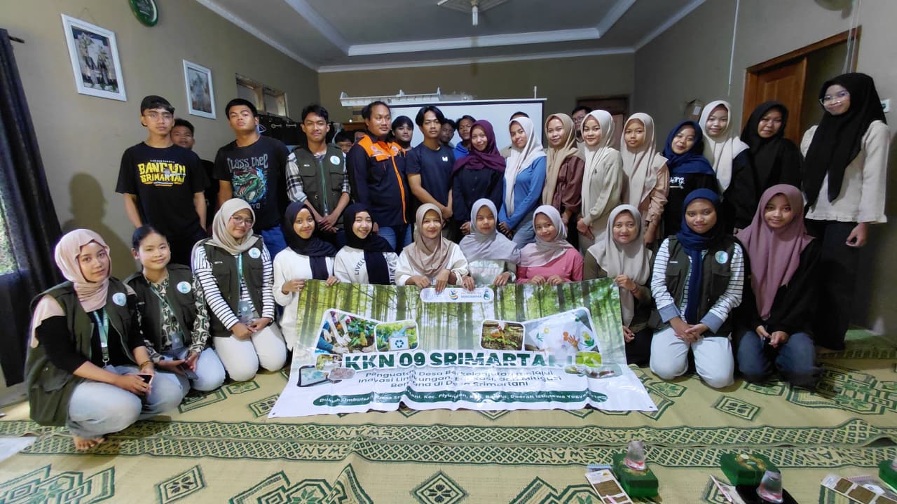 Mahasiswa KKN UNS Kelompok 09 berfoto bersama pemuda Karang Taruna Padukuhan Umbulsari usai kegiatan sosialisasi mitigasi bencana berbasis pemetaan tematik, Minggu (15/2/2026). (doc. pribadi)