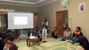 Mahasiswa KKN UNS Kelompok 09 memaparkan materi pemetaan tematik sebagai media mitigasi bencana kepada masyarakat Padukuhan Umbulsari, Bantul, Minggu (15/2/2026). (doc. pribadi)