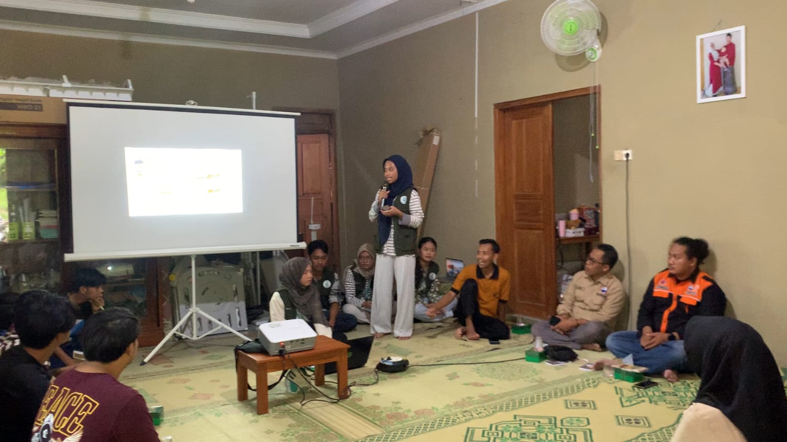 Mahasiswa KKN UNS Kelompok 09 memaparkan materi pemetaan tematik sebagai media mitigasi bencana kepada masyarakat Padukuhan Umbulsari, Bantul, Minggu (15/2/2026). (doc. pribadi)