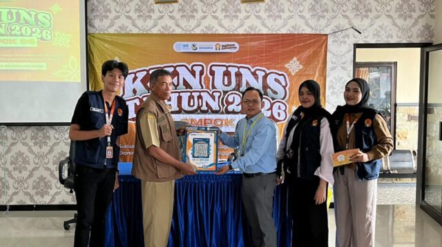 Pernyerahan kode batang QRIS sebagai simbolis setelah pelaksanaan sosialisasi pengimplementasian sistem pembayaran non-tunai QRIS untuk para UMKM bersama Bank BNI di Desa Petungsewu, Kecamatan Dau, Kabupaten Malang. (doc. pribadi)