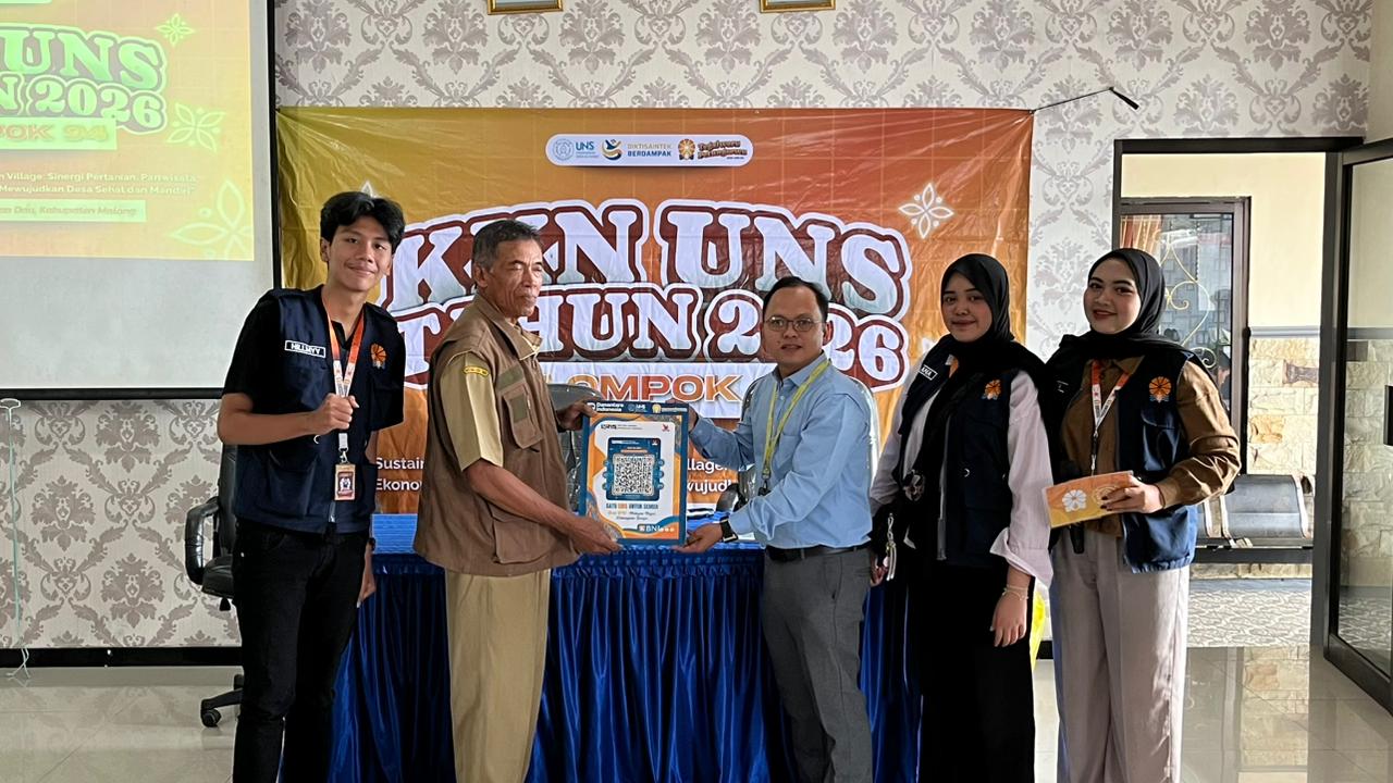 Pernyerahan kode batang QRIS sebagai simbolis setelah pelaksanaan sosialisasi pengimplementasian sistem pembayaran non-tunai QRIS untuk para UMKM bersama Bank BNI di Desa Petungsewu, Kecamatan Dau, Kabupaten Malang. (doc. pribadi)