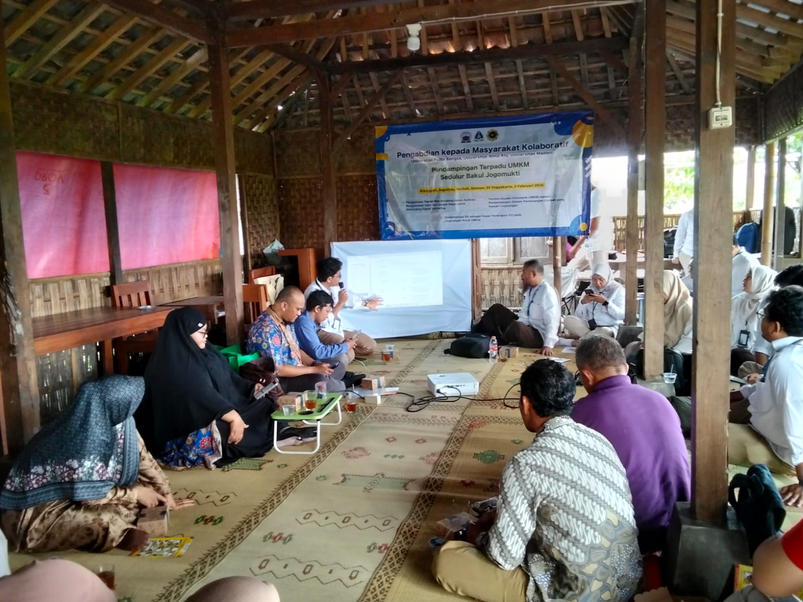Universitas Pelita Bangsa (UPB) Bekasi, Universitas Alma Ata (UAA) Yogyakarta, dan Universitas Madani (UMAD) Yogyakarta, menggelar aksi kolaborasi nyata dalam bentuk pengabdian kepada masyarakat di Kapanewon Berbah, Sleman. Kegiatan ini berlangsung di Resto Ngangkring Imbuh, Padukuhan Kranggan 1, Kalurahan Jogotirto, Kapanewon atau Kecamatan Berbah, Sleman, Kamis (5/2/2026). (doc. KIM Berbah)