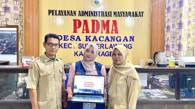 Mahasiswa KKN Universitas Diponegoro menunjukkan video sosialisasi jalur evakuasi bencana kepada perangkat Desa Kacangan, Kecamatan Sumberlawang, Kabupaten Sragen, Jumat (31/1/2025). Penyerahan media edukasi berbasis video ini menjadi bagian dari upaya peningkatan kesiapsiagaan dan mitigasi bencana di tingkat desa. (doc. pribadi)