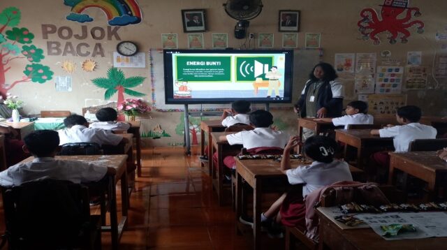 Mahasiswa KKN Universitas Diponegoro menyampaikan materi energi bunyi kepada siswa SD Negeri Kacangan 1, Kecamatan Sumberlawang, Kabupaten Sragen, Selasa (28/1/2026). (doc. pribadi)