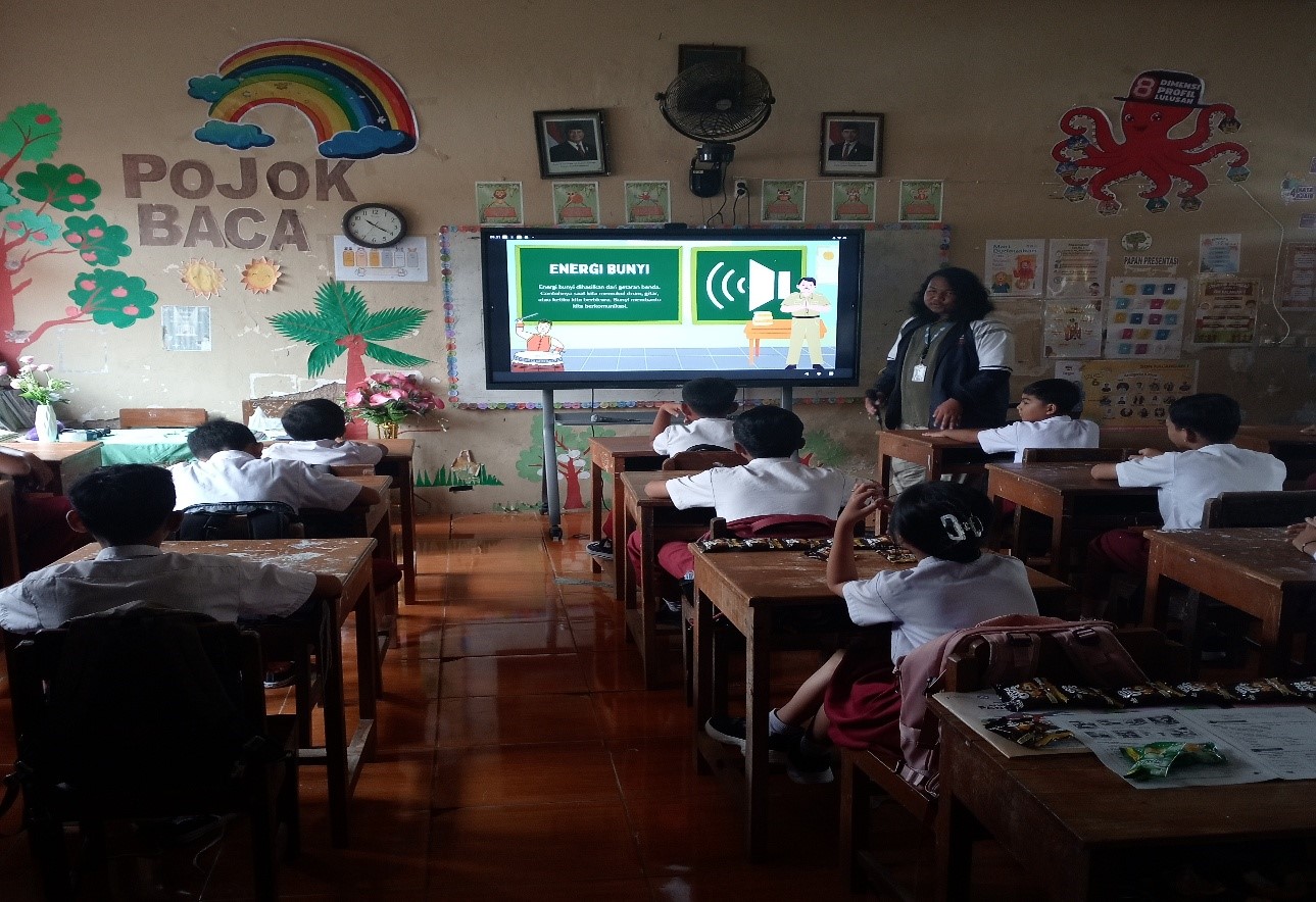 Mahasiswa KKN Universitas Diponegoro menyampaikan materi energi bunyi kepada siswa SD Negeri Kacangan 1, Kecamatan Sumberlawang, Kabupaten Sragen, Selasa (28/1/2026). (doc. pribadi)