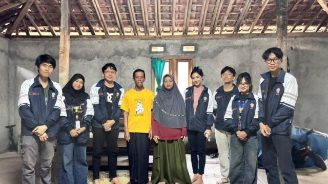 Mahasiswa KKN Universitas Diponegoro (UNDIP) bersama perwakilan warga berfoto usai kegiatan koordinasi dan pemetaan ladang jagung di Desa Tlogotirto, Kecamatan Sumberlawang, Kabupaten Sragen. (doc. pribadi)