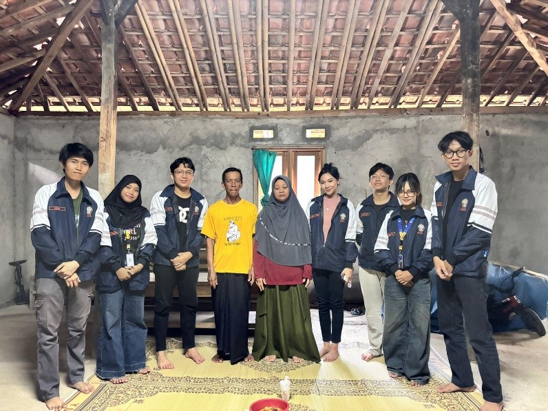 Mahasiswa KKN Universitas Diponegoro (UNDIP) bersama perwakilan warga berfoto usai kegiatan koordinasi dan pemetaan ladang jagung di Desa Tlogotirto, Kecamatan Sumberlawang, Kabupaten Sragen. (doc. pribadi)