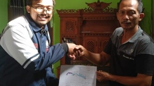 Mahasiswa KKN Universitas Diponegoro menyerahkan dokumen Masterplan Kawasan Embung Nyawun kepada perwakilan Desa Pagak sebagai simbol sinergi perencanaan pembangunan kawasan embung berbasis pertanian dan keberlanjutan lingkungan di Kecamatan Sumberlawang, Kabupaten Sragen. (doc. pribadi)
