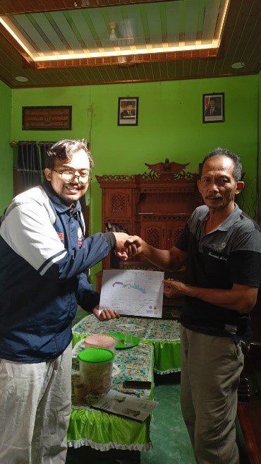 Mahasiswa KKN Universitas Diponegoro menyerahkan dokumen Masterplan Kawasan Embung Nyawun kepada perwakilan Desa Pagak sebagai simbol sinergi perencanaan pembangunan kawasan embung berbasis pertanian dan keberlanjutan lingkungan di Kecamatan Sumberlawang, Kabupaten Sragen. (doc. pribadi)