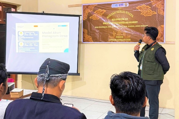 Mahasiswa KKN Universitas Sebelas Maret (UNS) Kelompok 64 memaparkan materi pemanfaatan media sosial sebagai strategi publikasi digital wisata Desa Kranggan, Kecamatan Polanharjo, Kabupaten Klaten. (doc. pribadi)