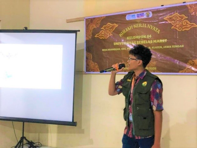 Mahasiswa KKN Universitas Sebelas Maret (UNS) Kelompok 64 memberikan pemaparan materi terkait strategi publikasi digital wisata melalui media sosial dalam kegiatan sosialisasi di Balai Desa Kranggan, Kecamatan Polanharjo, Kabupaten Klaten. (doc. pribadi)