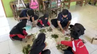 Antusias para siswa saat praktik pembuatan ecoprint dalam pelaksanaan program bertajuk Kreasi Alamku: Pelatihan Ecoprint Ramah Lingkungan. (dpc. pribadi)