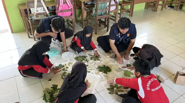 Antusias para siswa saat praktik pembuatan ecoprint dalam pelaksanaan program bertajuk Kreasi Alamku: Pelatihan Ecoprint Ramah Lingkungan. (dpc. pribadi)