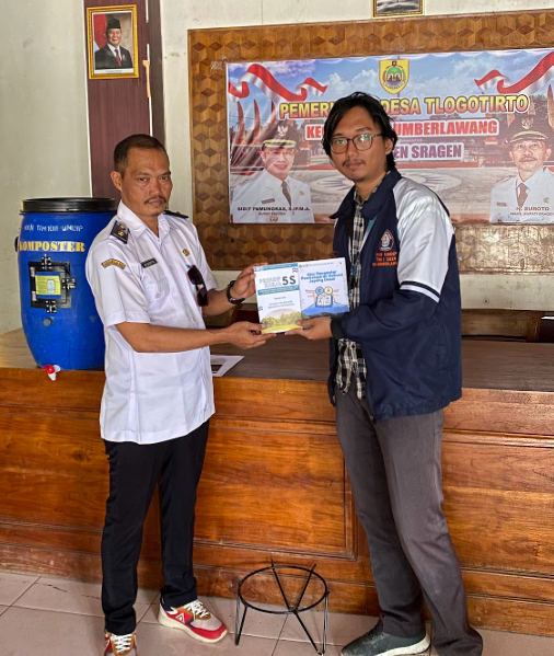 Mahasiswa KKN Universitas Diponegoro menyerahkan materi sosialisasi prinsip kerja 5S kepada perwakilan Pemerintah Desa Tlogotirto di Balai Desa Tlogotirto, Kecamatan Sumberlawang, Kabupaten Sragen. (doc. pribadi)
