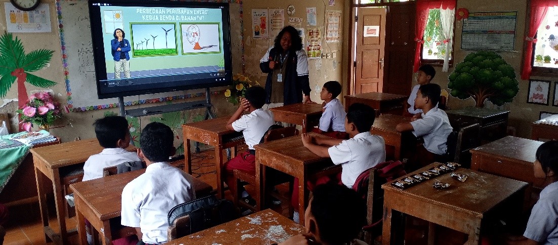 Mahasiswa KKN Universitas Diponegoro menyampaikan materi perubahan energi kepada siswa SD Negeri Kacangan 1, Kecamatan Sumberlawang, Kabupaten Sragen, Selasa (28/1/2026). (doc. pribadi)