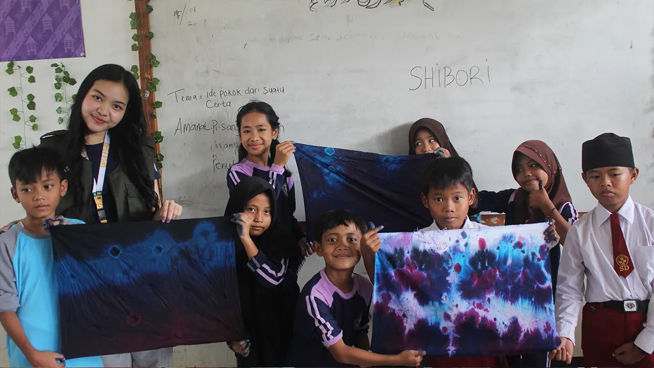 Bangga: para siswa di SDN 1 Bojong Menteng, Desa Bojong Menteng, Kecamatan Leuwidamar berfoto bersama memperlihatkan hasil shibori yang telah mereka buat. (doc. pribadi)
