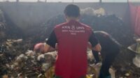 Mahasiswa KKN UNS Kelompok 86 melakukan pemilahan sampah di TPS Desa Puntukdoro, Kecamatan Plaosan, Kabupaten Magetan, sebagai bagian dari edukasi pengelolaan sampah berbasis rumah tangga untuk mendukung desa bersih dan maju. (dok. Vicky Fadly) Mahasiswa KKN UNS Kelompok 86 melakukan pemilahan sampah di TPS Desa Puntukdoro, Kecamatan Plaosan, Kabupaten Magetan, sebagai bagian dari edukasi pengelolaan sampah berbasis rumah tangga untuk mendukung desa bersih dan maju. (dok. Vicky Fadly)