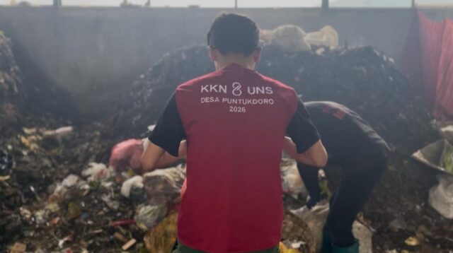 Mahasiswa KKN UNS Kelompok 86 melakukan pemilahan sampah di TPS Desa Puntukdoro, Kecamatan Plaosan, Kabupaten Magetan, sebagai bagian dari edukasi pengelolaan sampah berbasis rumah tangga untuk mendukung desa bersih dan maju. (dok. Vicky Fadly)