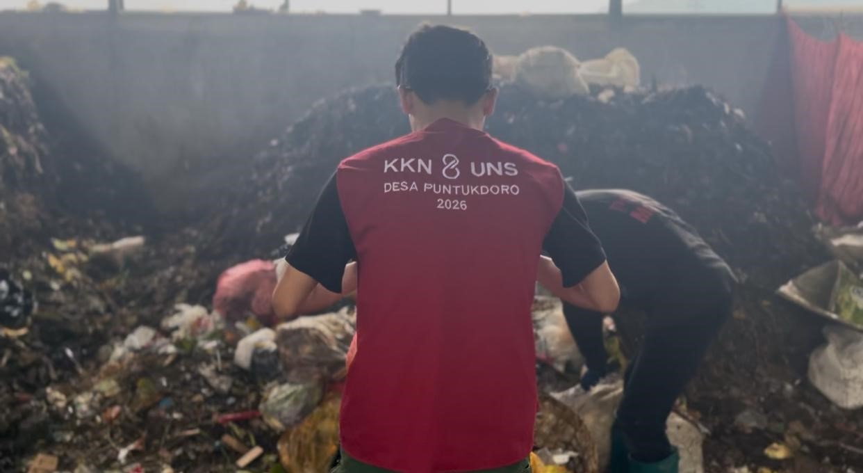 Mahasiswa KKN UNS Kelompok 86 melakukan pemilahan sampah di TPS Desa Puntukdoro, Kecamatan Plaosan, Kabupaten Magetan, sebagai bagian dari edukasi pengelolaan sampah berbasis rumah tangga untuk mendukung desa bersih dan maju. (dok. Vicky Fadly)