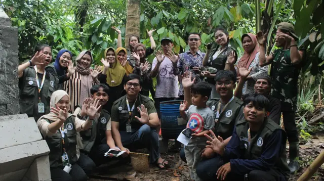 Dokumentasi bersama setelah pelaksanaan sosialisasi pengolahan limbah organik kering menjadi biobriket di Desa Bojong Menteng, pada Kamis, (29/1/2026). (doc. pribadi)