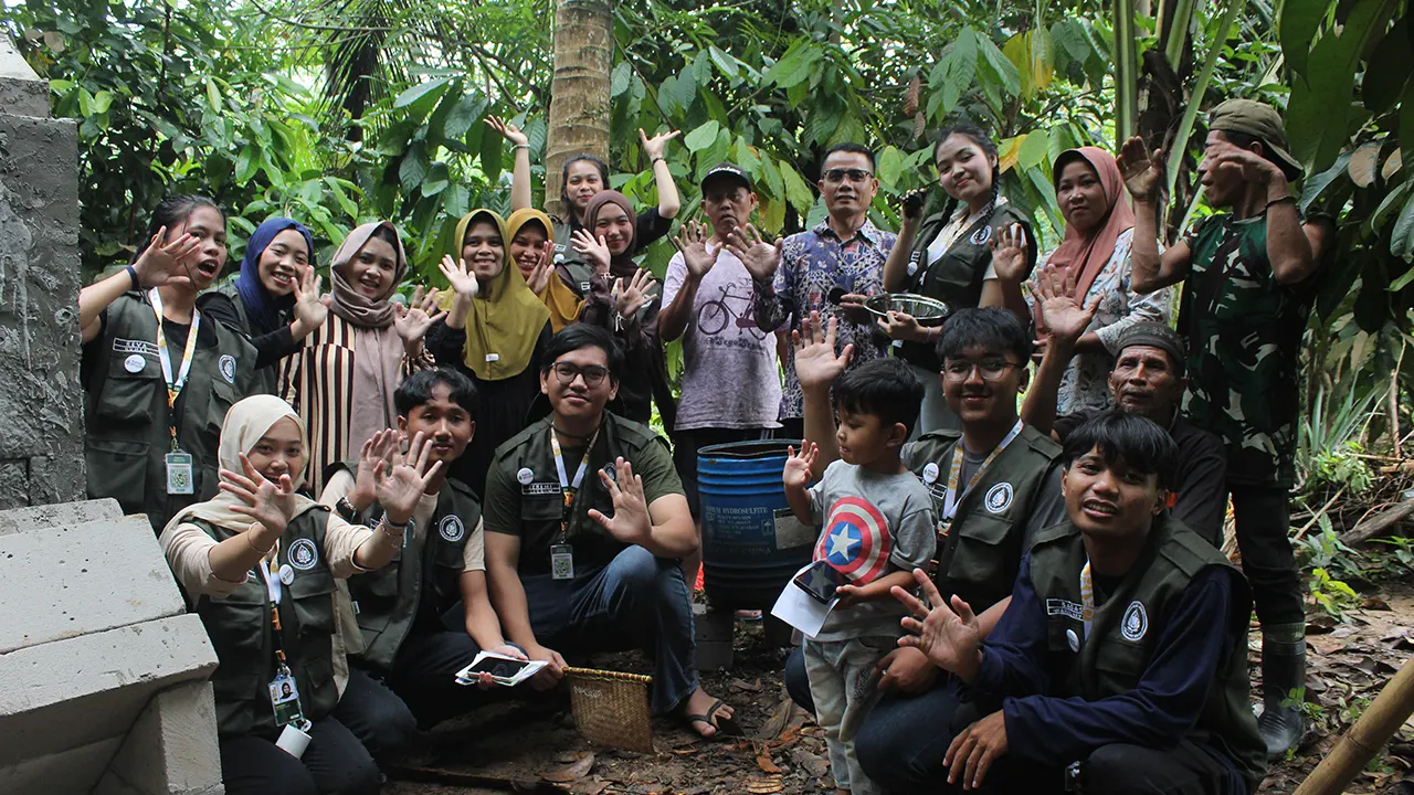 Dokumentasi bersama setelah pelaksanaan sosialisasi pengolahan limbah organik kering menjadi biobriket di Desa Bojong Menteng, pada Kamis, (29/1/2026). (doc. pribadi)