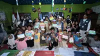 Dokumentasi bersama setelah pelaksanaan program edukasi literasi keuangan bagi anak-anak di Kampung Cimuntur, Desa Cisimeut Raya, Kabupaten Lebak, Banten, Senin (10/1/2026). (doc. pribadi)