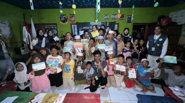 Dokumentasi bersama setelah pelaksanaan program edukasi literasi keuangan bagi anak-anak di Kampung Cimuntur, Desa Cisimeut Raya, Kabupaten Lebak, Banten, Senin (10/1/2026). (doc. pribadi)