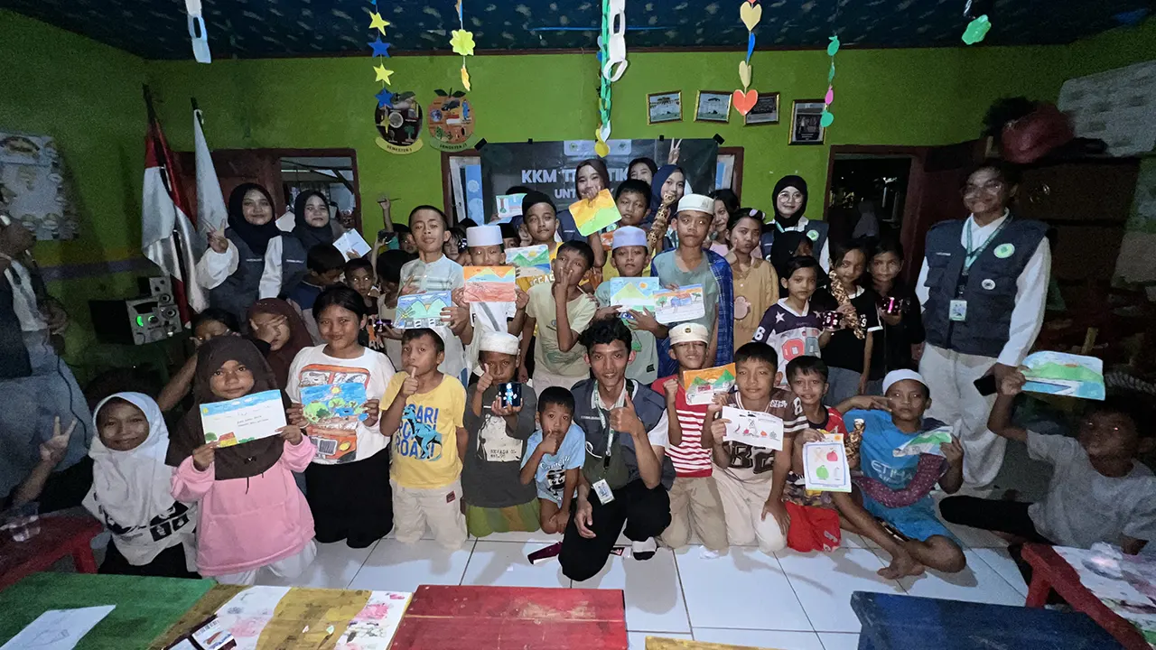Dokumentasi bersama setelah pelaksanaan program edukasi literasi keuangan bagi anak-anak di Kampung Cimuntur, Desa Cisimeut Raya, Kabupaten Lebak, Banten, Senin (10/1/2026). (doc. pribadi)