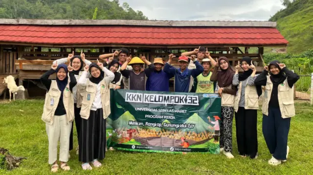 Dokumentasi bersama dengan pengelola kandang. (doc. pribadi)
