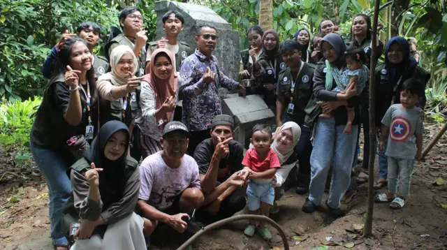 Dokumentasi bersama di lokasi Rocket Stove. (doc. pribadi)