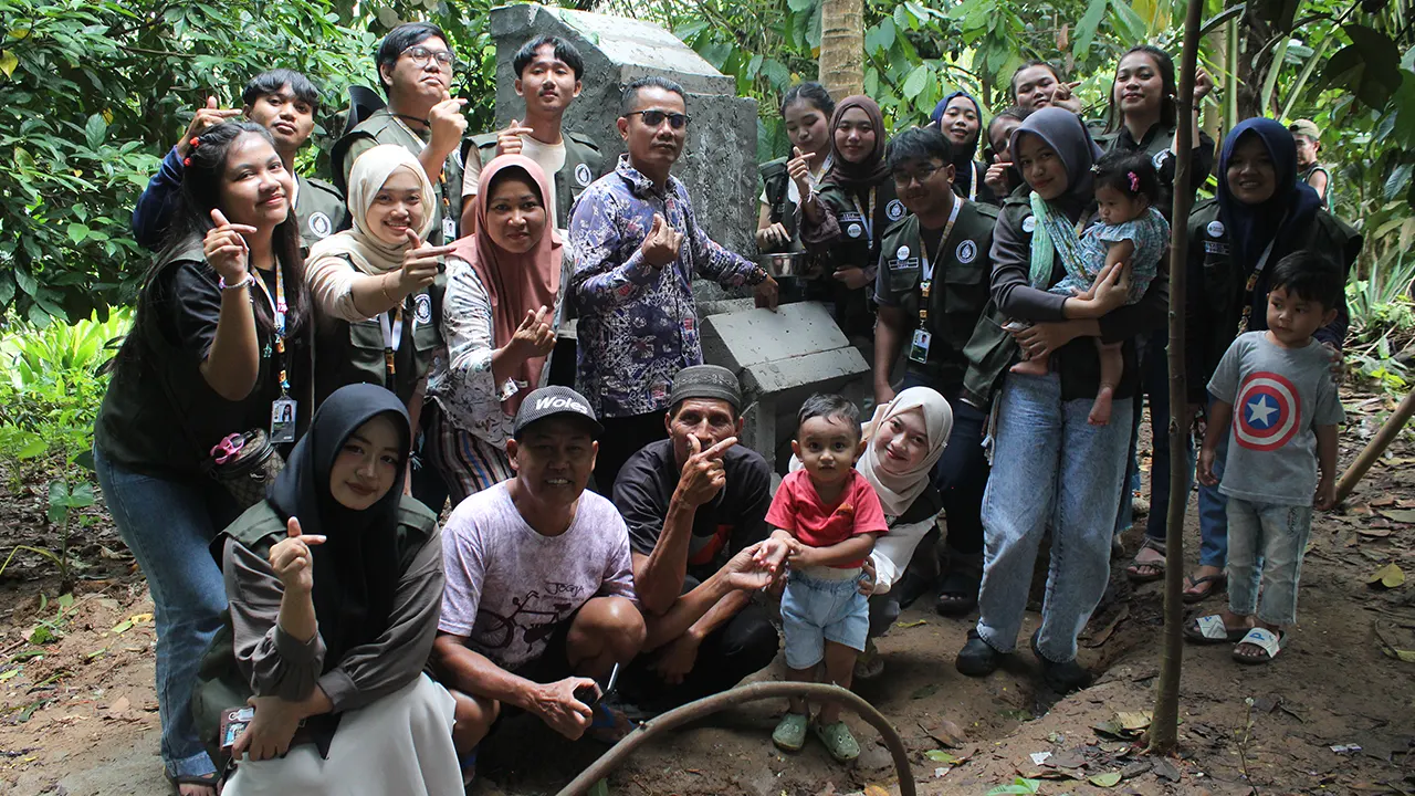 Dokumentasi bersama di lokasi Rocket Stove. (doc. pribadi)