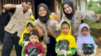 Dokumentasi bersama setelah praktik menanam bagi anak usia dini di Raudhatul Athfal (RA) Nurul Ilmi, Ciboleger, Kecamatan Leuwidamar, Kabupaten Lebak, Banten, pada Senin (26/1/2026). (doc. pribadi)