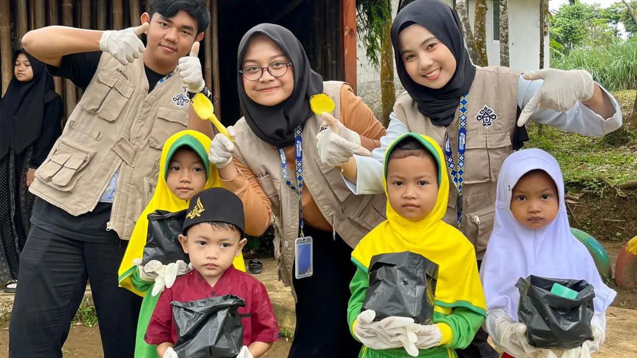 Dokumentasi bersama setelah praktik menanam bagi anak usia dini di Raudhatul Athfal (RA) Nurul Ilmi, Ciboleger, Kecamatan Leuwidamar, Kabupaten Lebak, Banten, pada Senin (26/1/2026). (doc. pribadi)