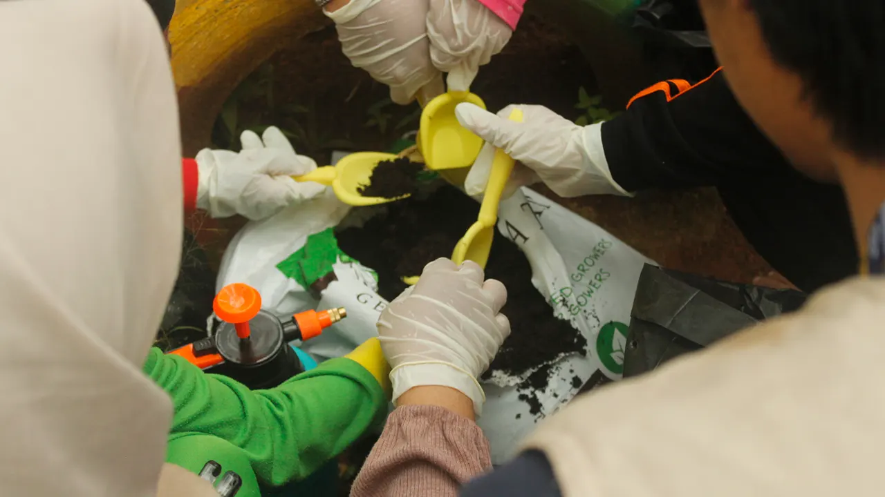 Praktik menanam bagi anak usia dini di Raudhatul Athfal (RA) Nurul Ilmi, Ciboleger, Kecamatan Leuwidamar, Kabupaten Lebak, Banten, pada Senin (26/1/2026). (doc. pribadi)