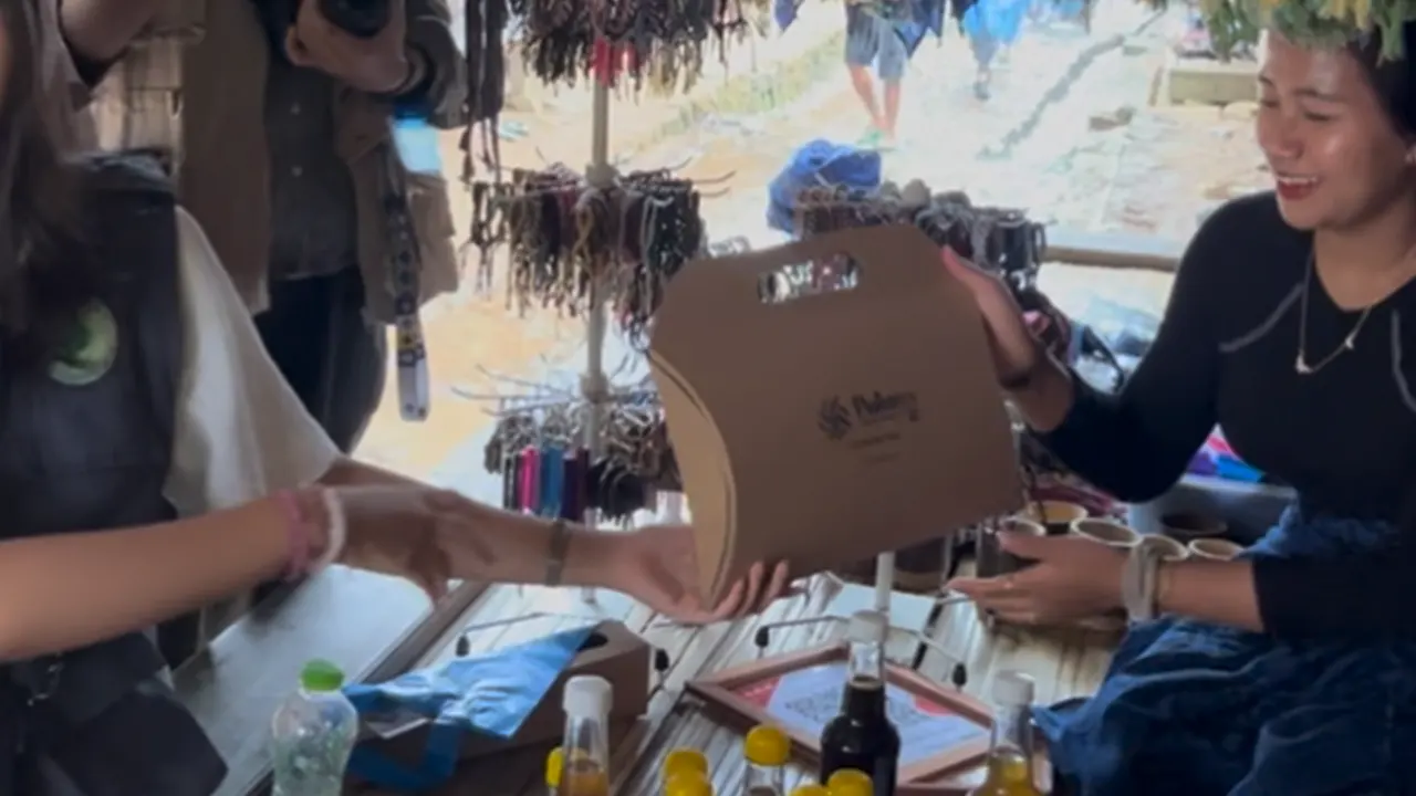 Pelaksanaan program penguatan branding dan identitas visual UMKM Baduy Luar di Desa Kanekes, Kecamatan Leuwidamar, Kabupaten Lebak, Banten, pada Sabtu (24/1/2026). (doc. pribadi)