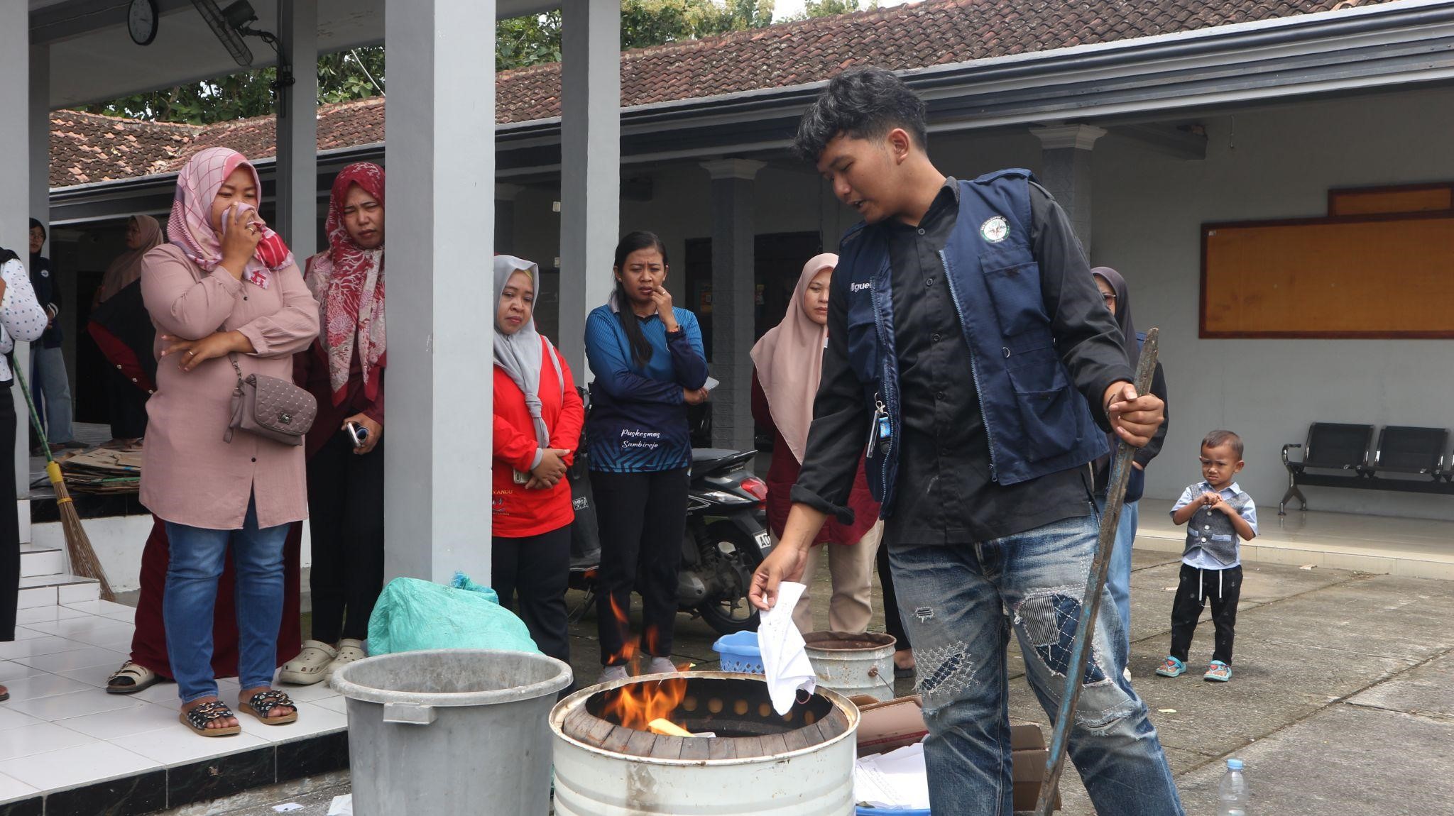 Kegiatan Sosialisasi Pembakaran Sampah Minim Emisi di Desa Sambi, Sambirejo, Sragen, Jumat (13/2/2026). (doc. pribadi)