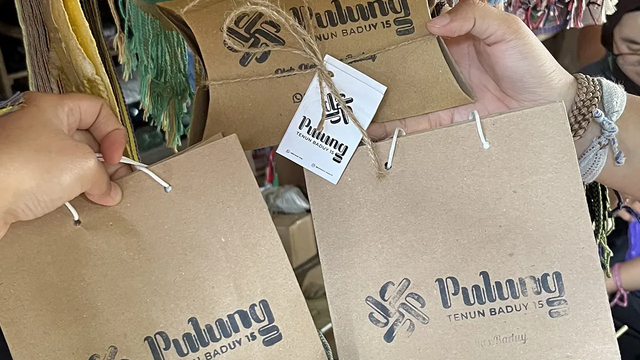 Logo dan packaging UMKM Pulung Tenun Baduy yang telah di rebranding. (doc. pribadi)