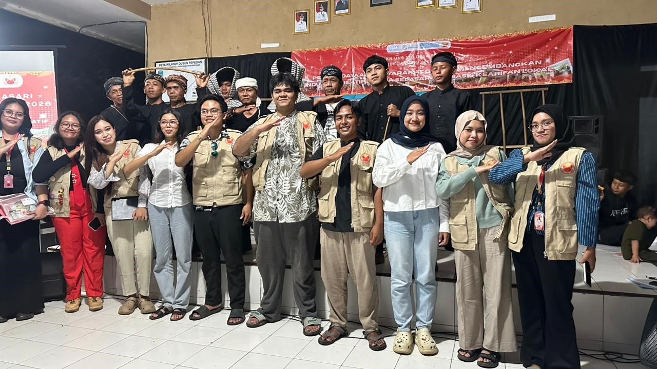 Mahasiswa KKN UNS 110 berfoto bersama pelaku Seni Lebon dalam acara Ragam Rasa dan Rupa Selasari (14/2/2026). (doc. KKN UNS 110)